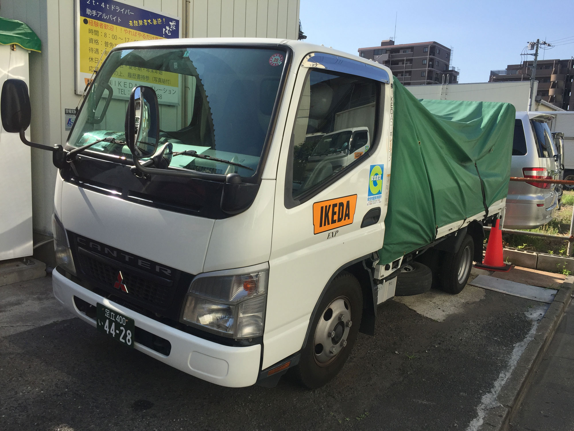2トン車（平ボディー）　東京でトラックの手配をするなら東京・足立区の格安IKEDAコーポレーション